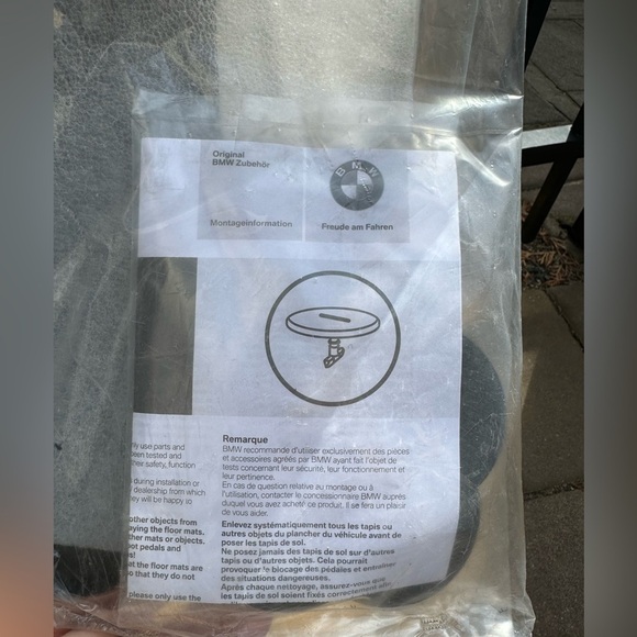 BMW 7er All Weather Floor Mats - Front - Picture 3 of 5